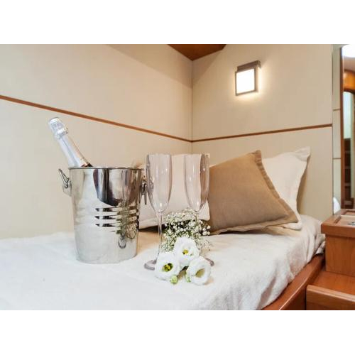 Du Thuyền Raffaeli Ontera 70